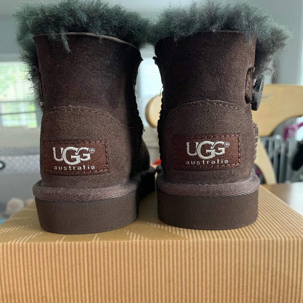 New UGG T mini bailey button sz 6 chocolate